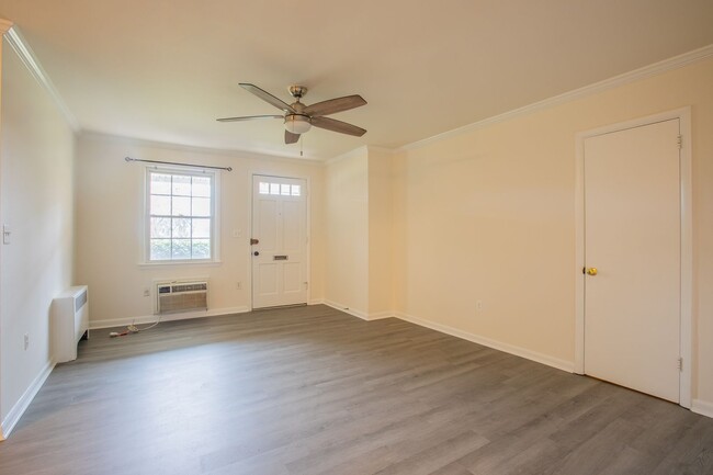 Building Photo - Charming 2 BR/1 BA Apartment in Rockville!