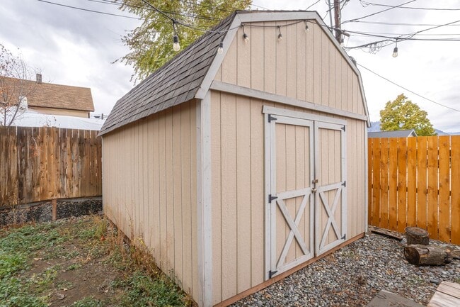 Building Photo - 3 Bedroom, 2 Bathroom Home with Full Finis...