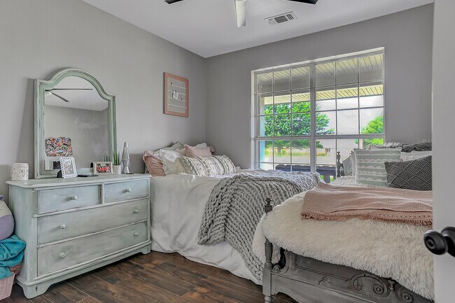 Building Photo - 105 Golden Rd