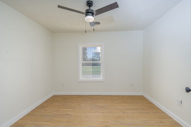 Building Photo - 4 BEDROOM 3 BATHROOM HOUSE FOR RENT