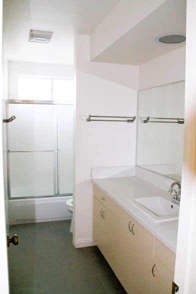 Building Photo - 4487 Colbath Ave