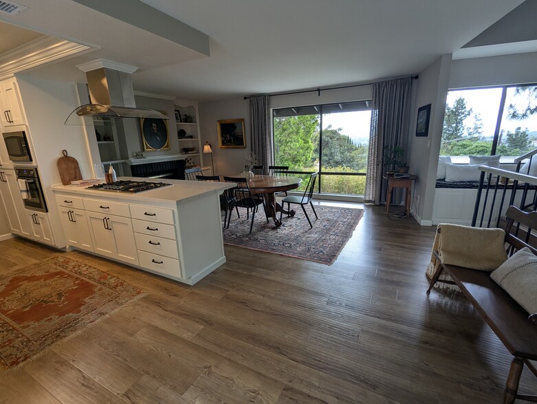 Fabulous views of the Hollywood Hills, Griffith Observatory, and Glendale - 1868 Kaweah Dr