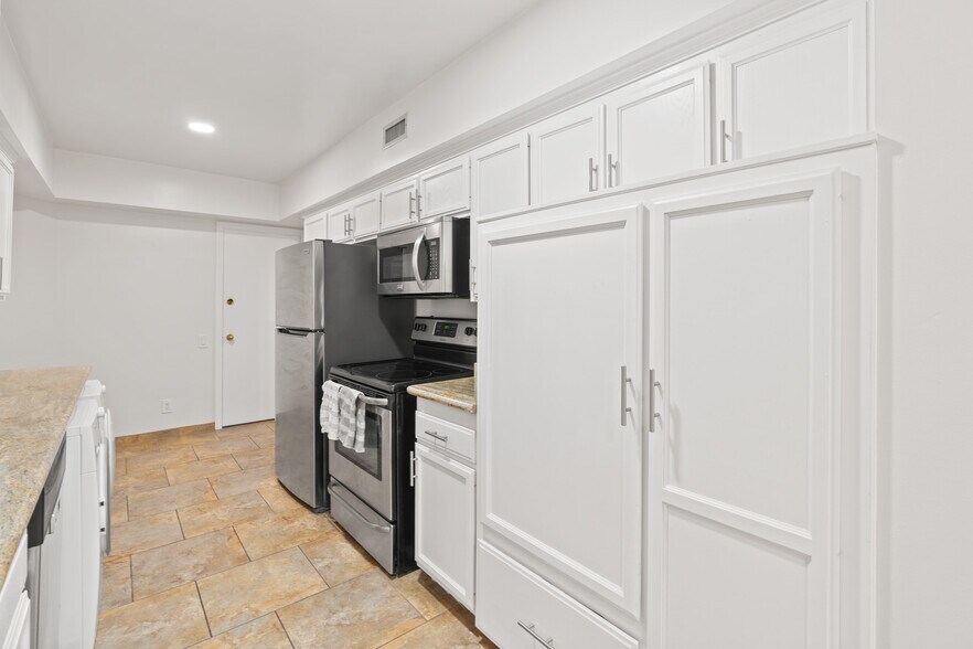 kitchen - 4915 Tyrone Ave