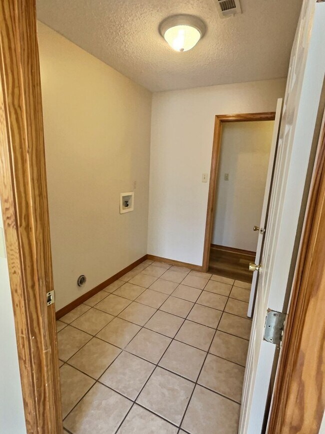 Building Photo - Spacious 4-Bedroom Home in Ocean Springs S...