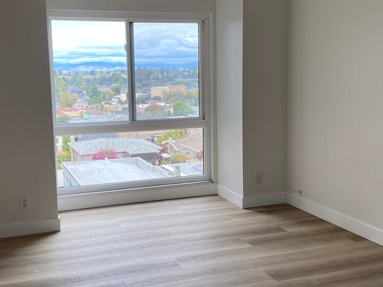 Bedroom 1 with view and full wall closet - 5340 Broadway Ter