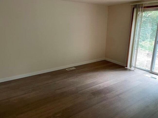 Building Photo - Charming 3 Bedroom/1 bath house in Wedgwoo...