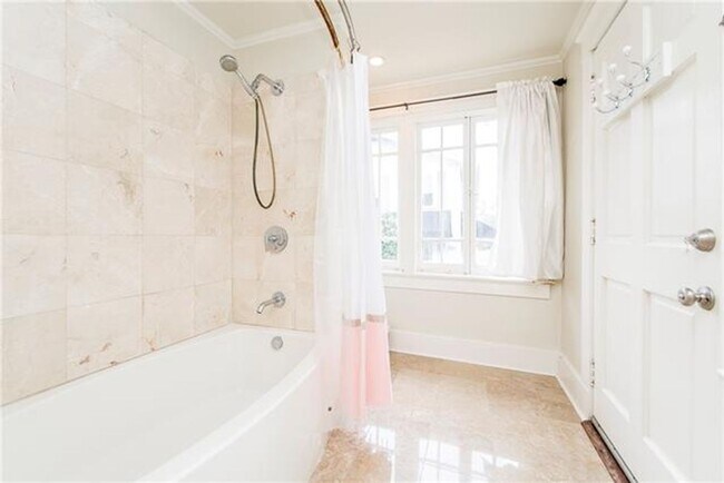 Building Photo - 5 BR- Available June 2027 lease - Renovated House steps from Campus!