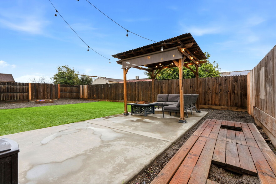 Building Photo - 1161 Greenbrier Dr