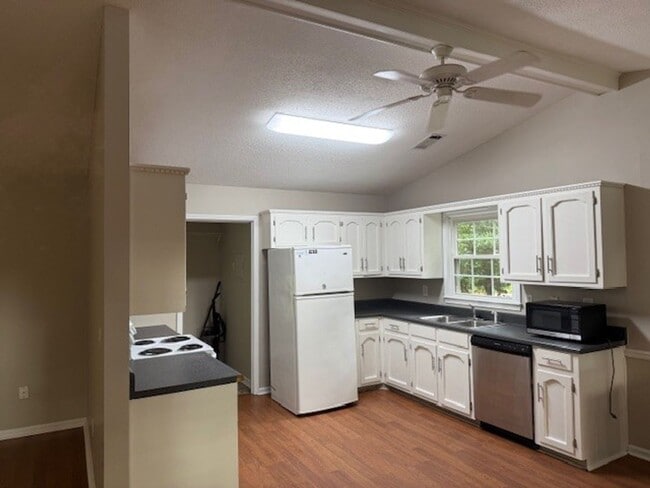 Building Photo - Nice 3 Bed 2 Bath Available Now!