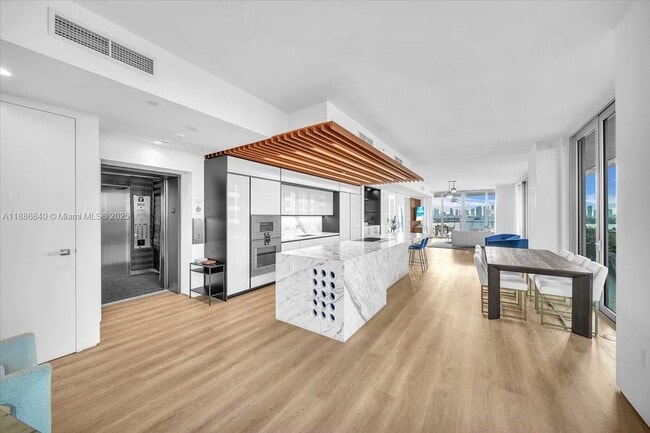 Building Photo - 1300 Monad Ter