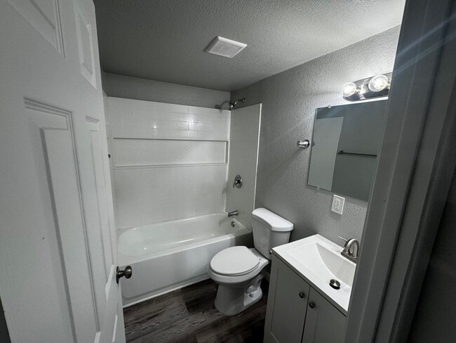 Building Photo - COZY HOME! APPLY NOW!