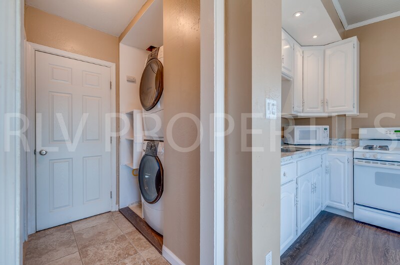 Building Photo - 876 Adele St