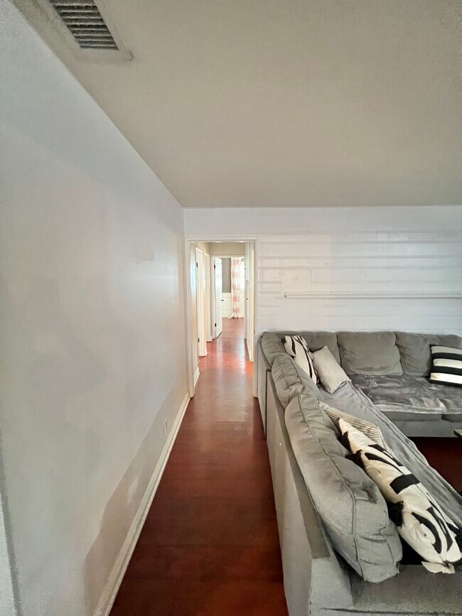 Building Photo - Spacious Remodeled Home Near El Dorado Park