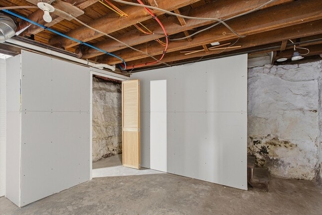 Building Photo - 454 Quarry St