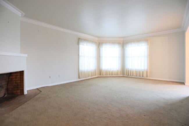 Building Photo - Spacious 2BR/1BA in Glen Park's Miraloma neighborhood, Shared Yard, Pets Considered, Garage (1 Ga...
