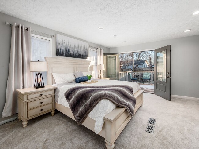 Building Photo - 2545 Vanderberg Ave