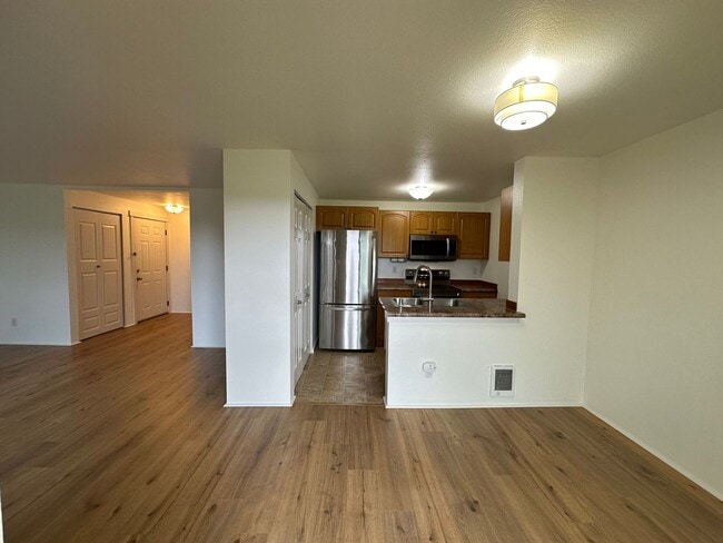 Building Photo - Sterling Heights Condo - Bellevue
