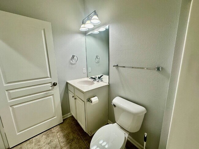 Building Photo - Outstanding Two Bedroom Home in Sun City!