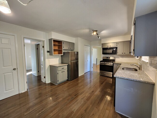 Building Photo - 720 Woodfield Dr