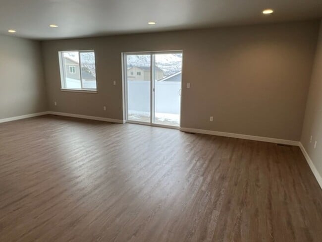 Building Photo - 3 bed/2 bath rambler style home! Attached garage, fenced back yard & A/C!