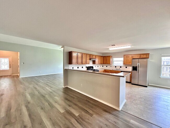Building Photo - Spacious 4/BR 3/BA One-Level Home with Lar...
