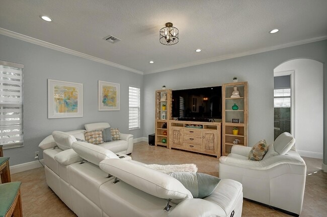 Building Photo - 8980 Lakeview Pl