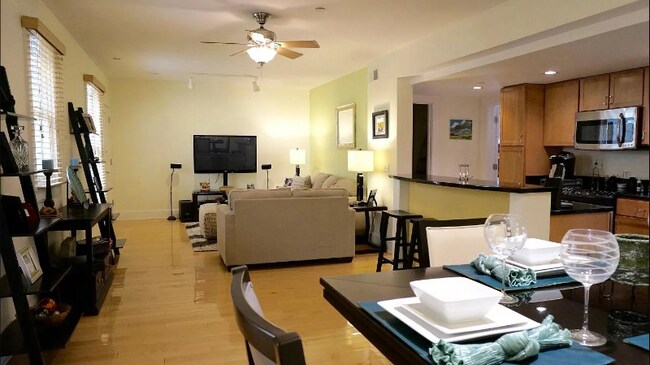 Building Photo - 400 E Walnut St