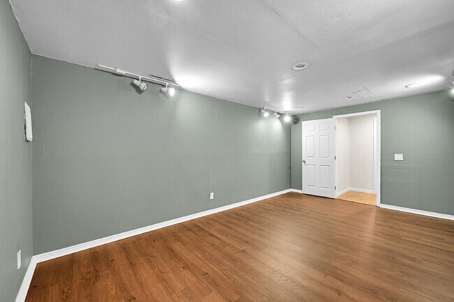 Building Photo - $1,945.00, 4-bed, 2-bath located in Colora...