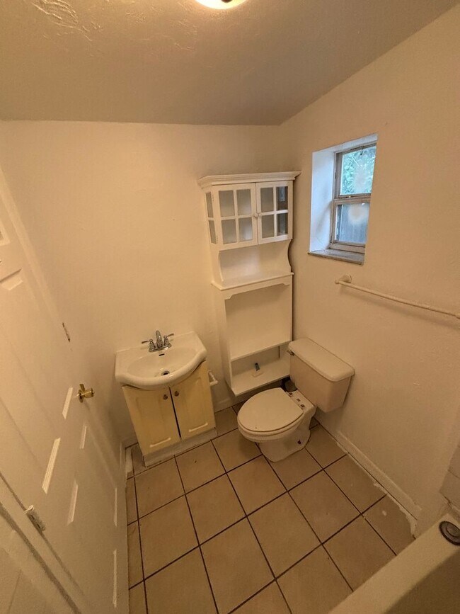 Building Photo - 3 bedroom 1 bath home in Sarasota