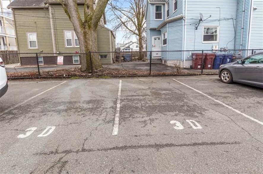 Building Photo - 14 Locust St