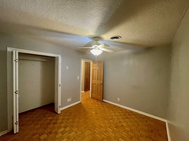 Building Photo - REMODELED HOME ON A QUIET STREET JUST ONE MILE WEST OF OU CAMPUS!