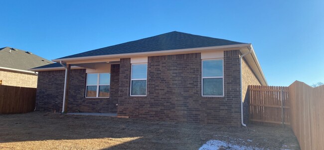 Building Photo - 3 Bedroom 2 Bathroom 2 Car Garage Home in ...