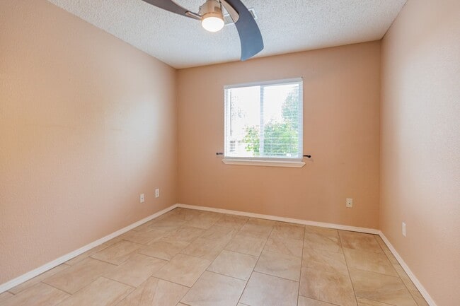 Building Photo - 3 Bedroom 2 Bath Home