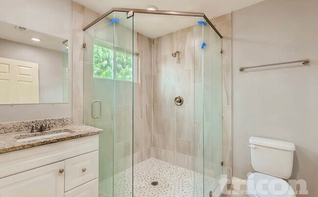 Building Photo - MOVE IN READY