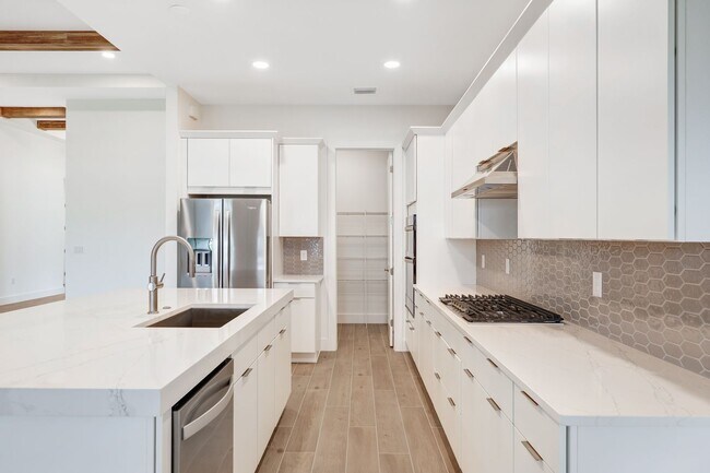 Building Photo - ** SEVEN SHORES ** 3+DEN / 2.5 BATH - BRAND NEW HOME! - LUXURY AMENTITES - PET OK - ANNUAL RENTAL