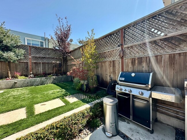 Building Photo - Modern & Bright 3BR/2BA Single-Family Home...