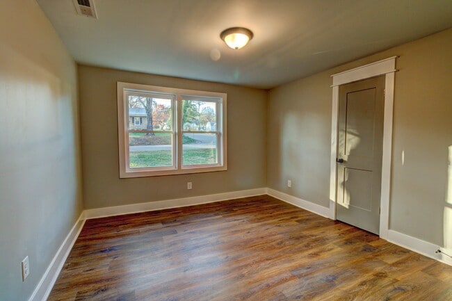 Building Photo - 824 2nd St