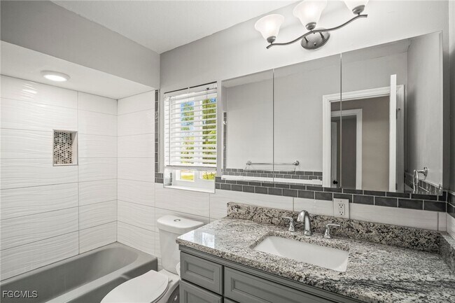 Building Photo - 2210 Parkview Dr