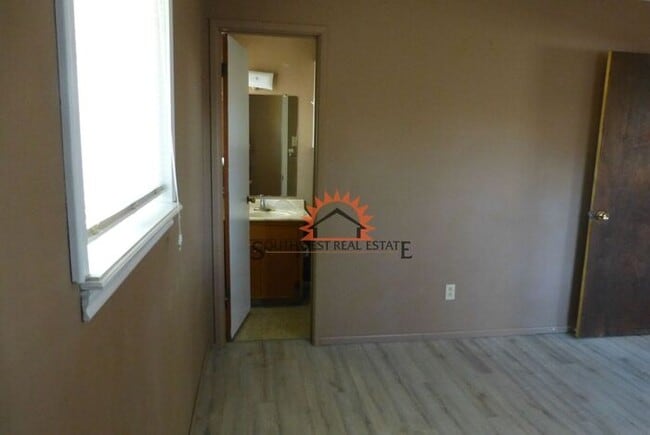 Building Photo - Spacious 3 bedroom 2 bathroom home.