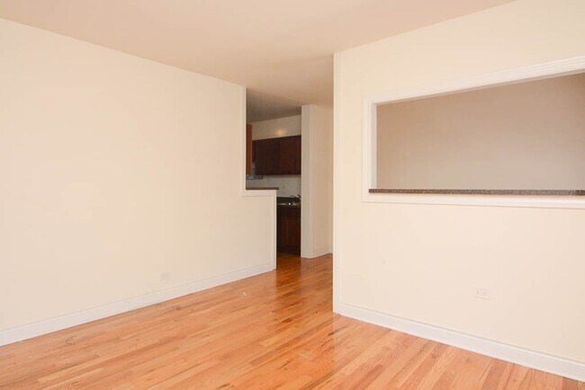 Building Photo - 824 W Waveland Ave