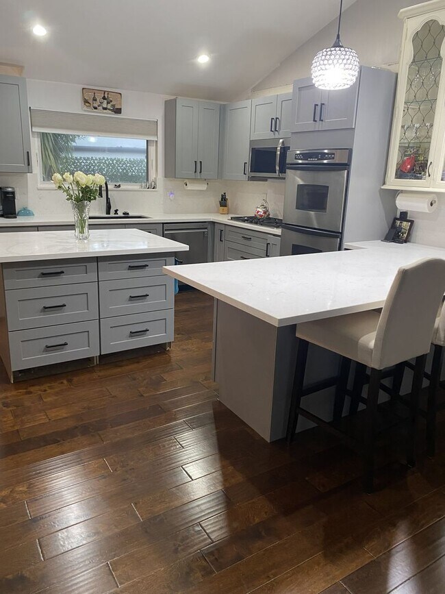 Building Photo - Single story 3 bedroom home with large floorplan and a backyard made for entertaining