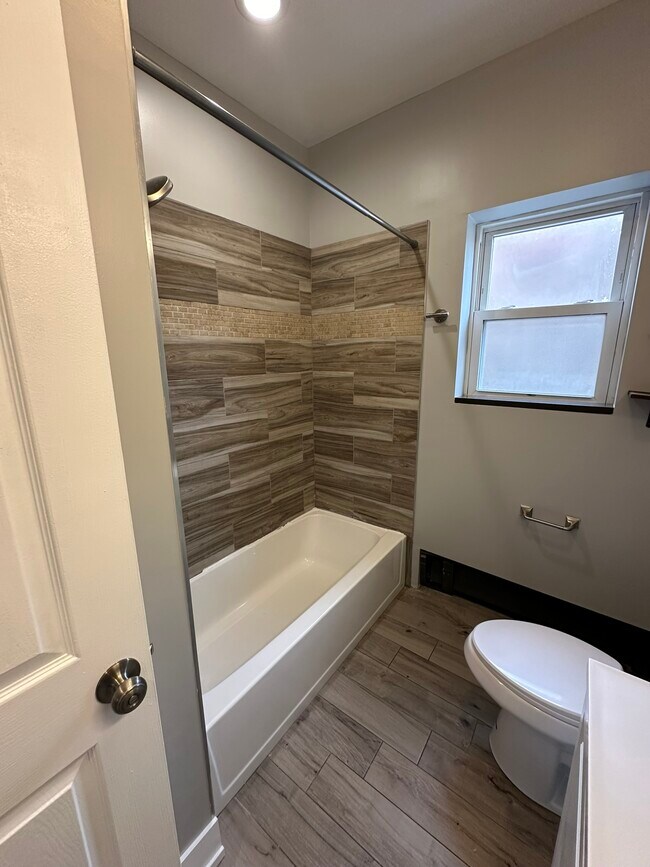 Building Photo - 1926 Wesley Ave