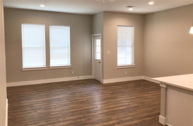 Building Photo - 2109 Marnel Rd