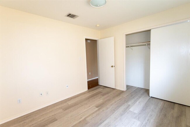 Building Photo - 2214 Milan Dr