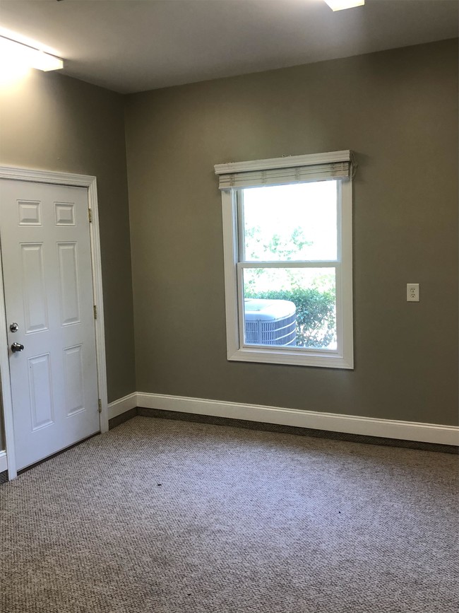 Building Photo - 136 Westshore Pointe
