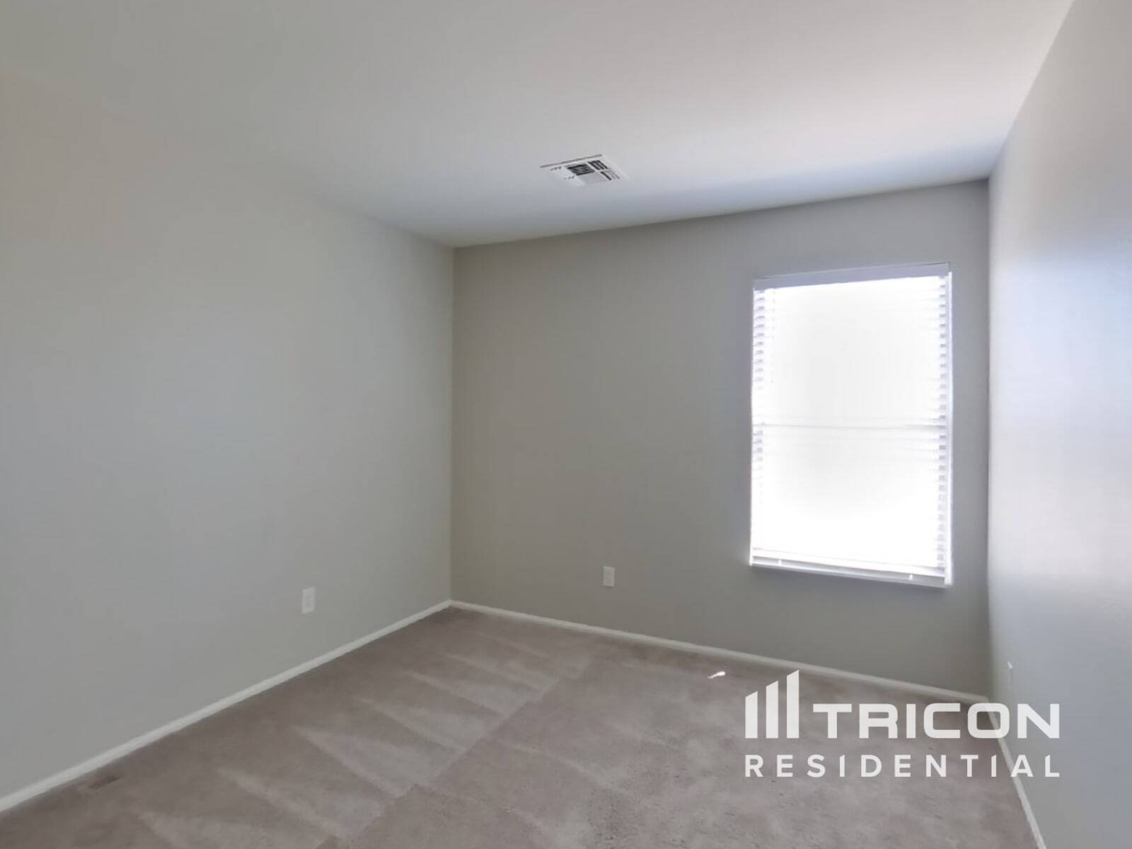Building Photo - 655 E Lovegrass Dr