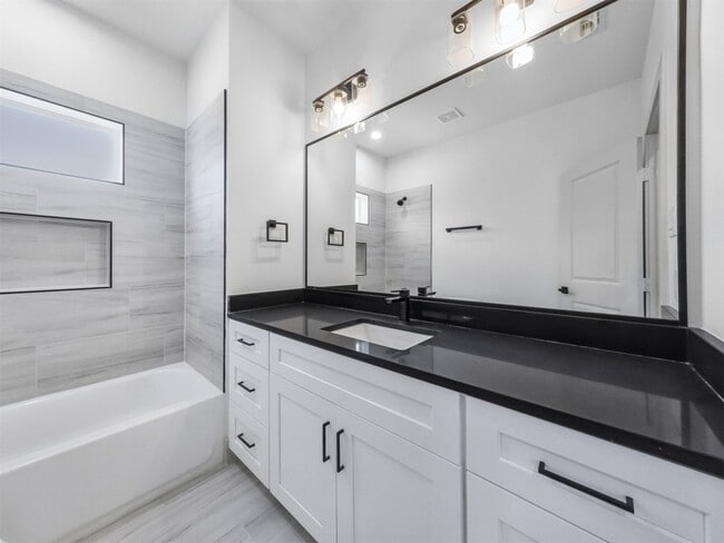 Building Photo - 2410 Vaughn St