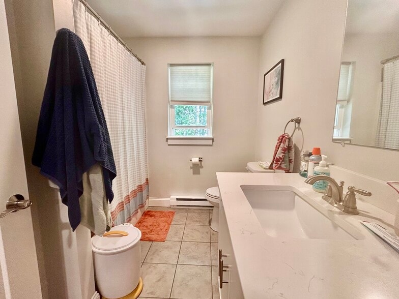 Upstsairs full bathroom - 9 Alder Ln