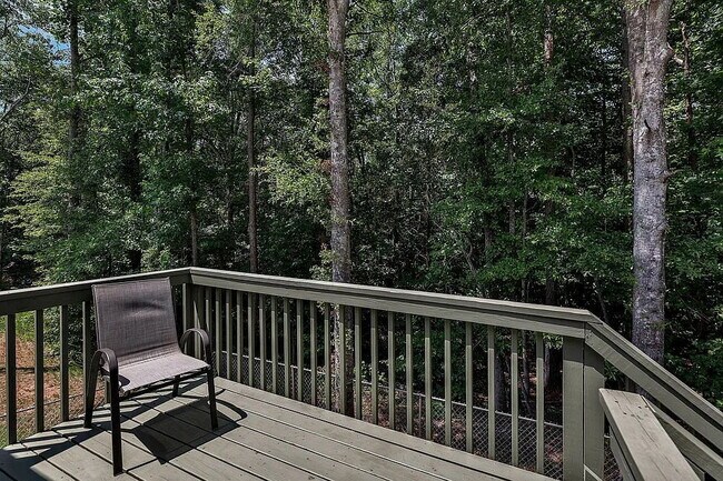 Building Photo - Charming 3-Bedroom Haven with 2 Full Baths...