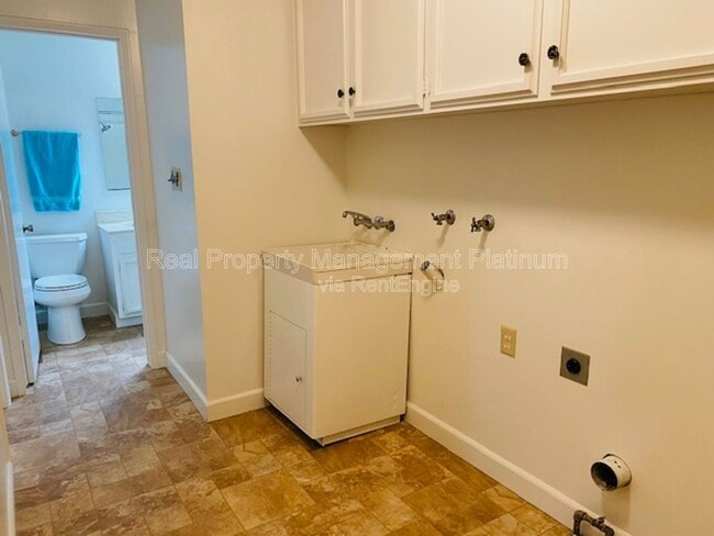 Building Photo - 1055 W Fremont Ave